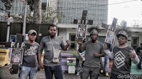 Melihat kondisi ini, perwakilan pekerja yg datang dari Timika Papua, menggelar aksi demo di Jakarta.
