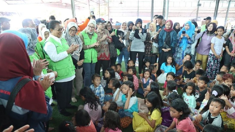 Menteri Yohana Kunjungi Anak dan Perempuan Korban Tsunami Banten Menteri Yohana Kunjungi Anak dan Perempuan Korban Tsunami Banten