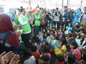 Menteri Yohana Kunjungi Anak dan Perempuan Korban Tsunami Banten