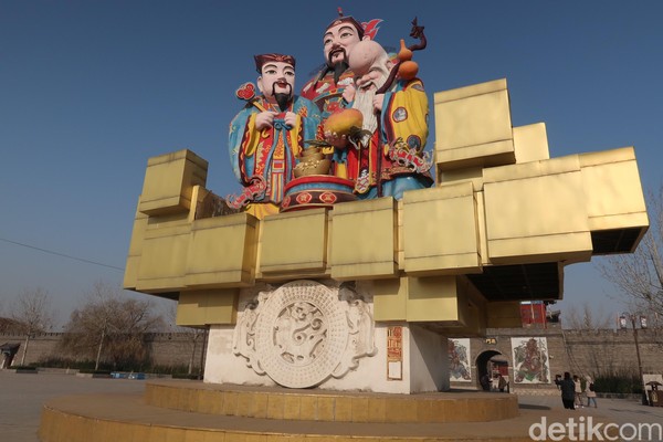 Dari depan desa sudah terpajang gapura cantik dan 3 dewa yang melambangkan kemakmuran, kebahagiaan dan kekayaan. Di sekitarnya terdapat lapangan luas sebelum masuk ke kawasan pagoda. (Bonauli/detikTravel)Â Dari depan desa sudah terpajang gapura cantik dan 3 dewa yang melambangkan kemakmuran, kebahagiaan dan kekayaan. Di sekitarnya terdapat lapangan luas sebelum masuk ke kawasan pagoda. (Bonauli/detikTravel)Â