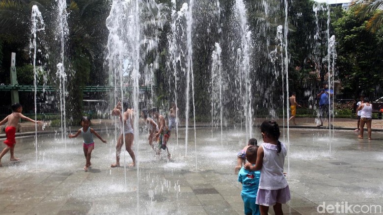 Senangnya Anak Anak Bermain Di Air Mancur Taman Menteng