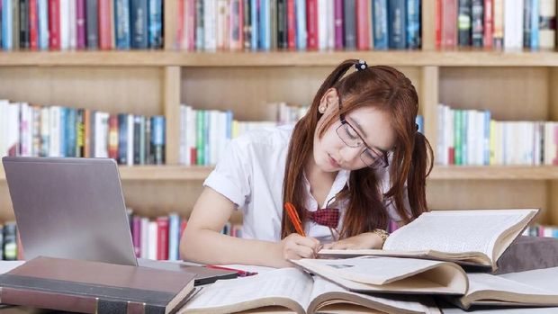 Ada yang stres berlarut-larut, tapi tak sedikit yang mampu mengatasinya dan bisa menyelesaikan skripsi tepat waktu.