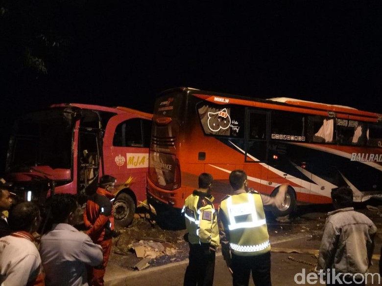 Tabrakan Dua Bus di Banyuwangi, 3 Tewas dan 12 Luka-luka Tabrakan Dua Bus di Banyuwangi, 3 Tewas dan 12 Luka-luka