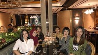 Kangenkangenaann, tulis Cynthia yang sedang makan bareng Bella dan Intan Ayu. Kira-kira mereka makan apa ya? Foto: Instagram cyncynwijaya