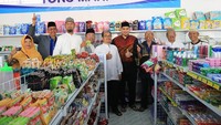 Resmikan Toko Mari, Mumtaz terlihat antusias melihat toko ini. Ia bahkan sempat berbelanja beberapa kebutuhan di sana. Foto: Instagram @mumtaz.futri