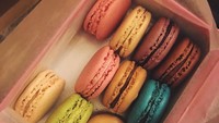 Lagi-lagi Hailee mengunggah foto makanan manis. Kali ini ada macarons warna-warni kesukaannya. Foto: Instagram@haileesteinfeld