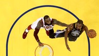 Duel seru di final NBA 2018 antara Golden State Warriors kontra Cleveland Cavaliers. Ini jadi duel keempat beruntun mereka dan Warriors tampil sebagai juara. (Ezra Shaw/Getty Images)