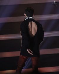 Chanyeol EXO Pakai Baju  Bolong  Saat Manggung Harganya 