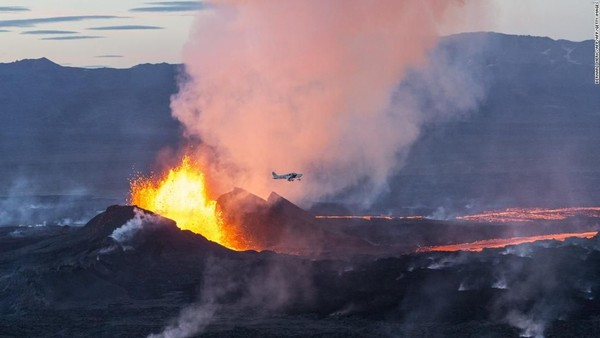 Sebuah pesawat terbang di atas gunung berapi Bardarbunga di Islandia bagian tenggara. Semakin banyak turis yang tertarik mengunjungi gunung berapi, melihat letusan secara langsung menjadi pengalaman yang sangat kuat (Bernard Meric/AFP/Getty Images/CNN Travel +)