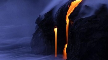 Potret lelehan lava dari Gunung Api Kilauea di Hawaii yang dipotret oleh Stephen King dari Hong Kong. Istimewa/Dok. Boredpanda.