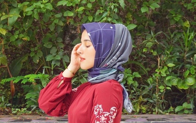 Wanita yang memiliki nama asli Lulu Farasya ini memilih bisnis T-shirt. Ia menonjolkan sisi rock & roll pada dirinya pada desain T-shirt bertema street wear ini. Foto: Instagram/TasyaFarasya