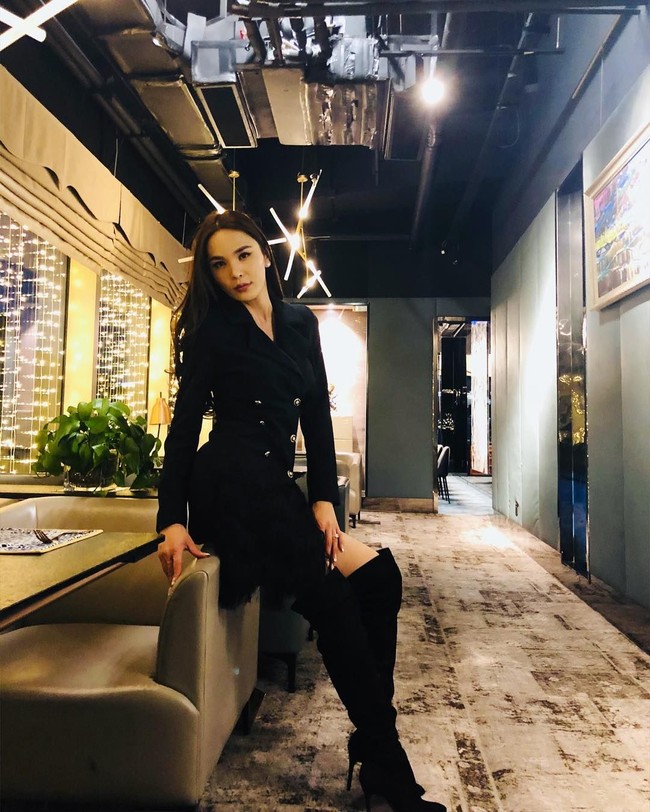 Ia menguak jati dirinya di awal usia 20-an. Tampil di ajang kecantikan bukan hal baru baginya. (Foto: Instagram/@solongo_qq)