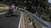 Jalan dengan aspal yang mulus dilengkapi pula dengan pembatas.