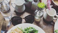 Tertulis Morning Monday, Hailee mengunggah foto sarapannya berypa alpukat, bacon hingga omelette. Nyam! Foto: Instagram@haileesteinfeld