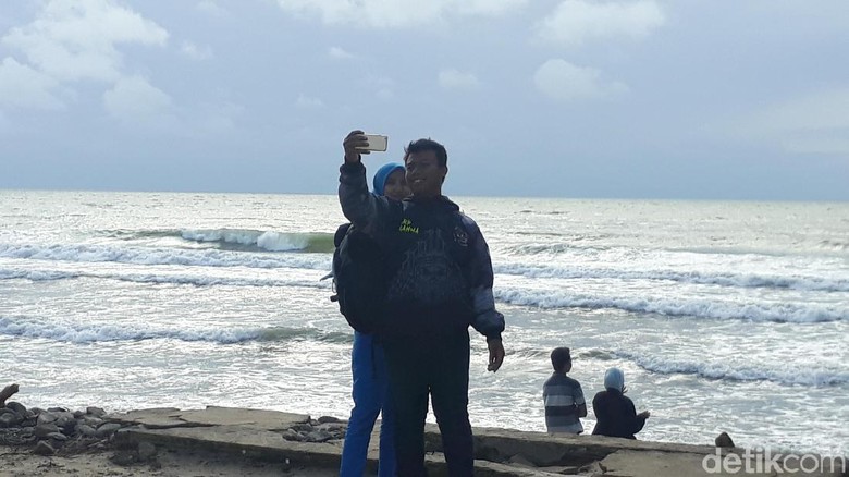 Kepulan Abu Anak Krakatau Jadi Objek Selfie Warga Di Carita