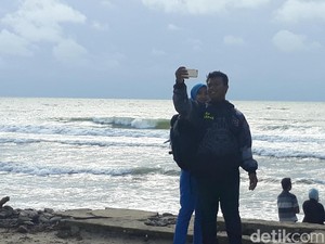 Kepulan Abu Anak Krakatau Jadi Objek Selfie Warga di Carita