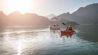 Main kayak di danaunya juga cocok dicoba siapa saja, baik itu bersama anak-anak (Visit Hatta)