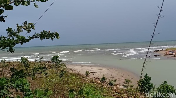 Warga Diminta Waspada, Begini Deburan Ombak di Pesisir Sumur Pandeglang