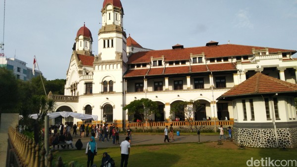 Lawang Sewu dalam bahasa Jawa berarti Pintu Seribu. Gedung ini memang memiliki 1200-an daun pintu. (Angling Adhitya Purbaya/detikcom) Lawang Sewu dalam bahasa Jawa berarti Pintu Seribu. Gedung ini memang memiliki 1200-an daun pintu. (Angling Adhitya Purbaya/detikcom)