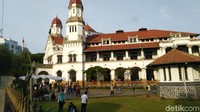 Lawang Sewu dalam bahasa Jawa berarti Pintu Seribu. Gedung ini memang memiliki 1200-an daun pintu. (Angling Adhitya Purbaya/detikcom)