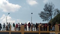 Rata-rata yang ke sini adalah anak-anak muda. Mereka mengaku hasil foto di tempat ini eren-keren dan nggak akan rugi buat dishare di sosial media. (M Rofiq/detikTravel)