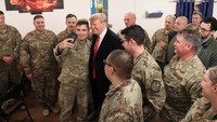 Kunjungan mendadak itu disebut sebagai bentuk rasa terimakasih Trump dan juga masyarakat AS kepada para tentara mereka itu atas pelayanan, keberhasilan dan pengorbanan mereka untuk menjaga stabilitas keamanan dunia, serta telah membantu mengalahkan kelompok militan ISIS.