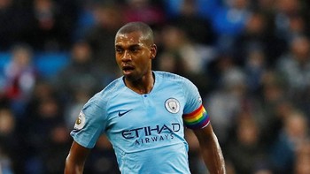 Gelandang Bertahan: Fernandinho - Manchester City. Fernandinho diserahi tugas sebagai gelandang pengangkut air, nilainya 93. Foto: Jason Cairnduff/Reuters
