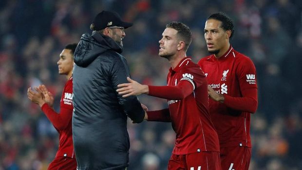 Jordan Henderson dan Virgil van Dijk bisa membaca alur serangan lawan dengan mudah lantaran pressing pemain Liverpool terdekat dengan bola.