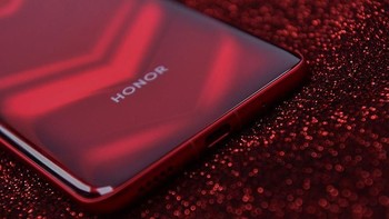 Sementara di bagian bawahnya terdapat port USB type C. Foto: Sina Mobile