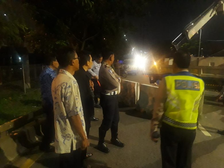 Flyover Rawabuaya Renggang, Polisi Lakukan Pengalihan Lalin Flyover Rawabuaya Renggang, Polisi Lakukan Pengalihan Lalin