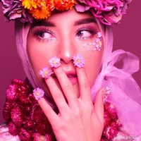 Wajah cantik Tasya Farasya disulap jadi makin menawan di tangan MUA (Make Up Artists) Vivi Thalib. Di foto itu, Tasya memakai hijab segi empat yang dipadukan dengan aksesori bunga di kepalanya. Foto: Diera Bachir