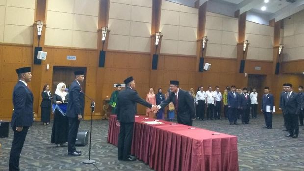 Mendkibud Muhadjir Effendy melantik pejabat eselon II di lingkungan Kemendikbud.