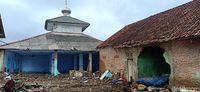 Lumpuh karena Tsunami, Kantor Desa hingga SD di Sumur Berantakan