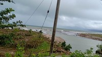 Gulungan ombak menghantam pantai berkali-kali. BMKG dan BNPB memang sebelumnya sudah mewanti-wanti warga untuk tidak beraktivitas di sekitar pantai (Foto: Samsudhuha Wildansyah/detikcom)