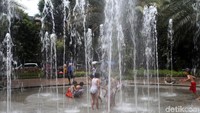 Mereka tampak gembira berbasah-basahan.