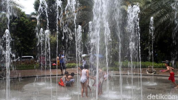 Sejumlah anak bermain di air mancur Taman Menteng, Jakarta Pusat, Kamis (27/12/2019). Anak anak ini dalam rangka mengisi hari libur sekolahnya.