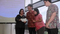 Para dosen dari Departemen Manajemen Fakultas Ekonomi dan Bisnis UI ini telah melakukan riset bidang social finance dan sustainable finance tentang CSV dengan pengambilan sampel 80.090 nasabah KUR dan 95.195 nasabah Kupedes dengan hasil bahwa nasabah menganggap penyaluran KUR dan Kupedes oleh BRI penting dalam upaya mereka menciptakan shared value melalui pengembangan kluster usaha. Foto: dok. BRI