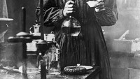 Ilmuwan penemu unsur polonium dan radium, Marie Curie, meninggal pada 4 Juli 1934 karena leukemia. Diyakini peraih Nobel Fisika ini banyak terpapar radiasi selama bekerja di laboratorium. (Foto: Getty Image) 