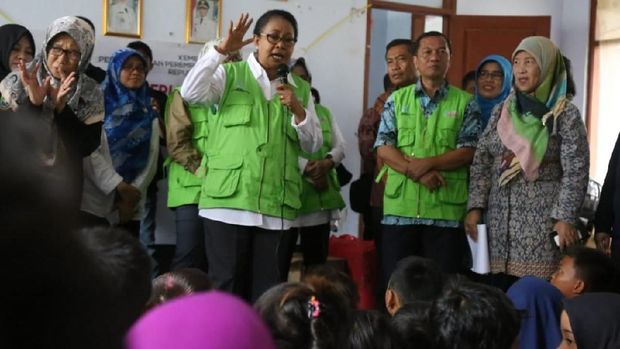 Menteri Yohana Kunjungi Anak dan Perempuan Korban Tsunami Banten