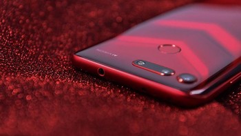 Bagian atasnya terdapat port jack audio. Foto: Sina Mobile