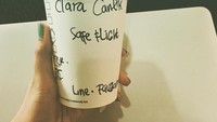 Segelas kopi jadi teman Lara ketika hendak pergi menggunakan pesawat terbang. Kira-kira kopi apa ya yang jadi favorit Lara? Foto: instagram @larassyp