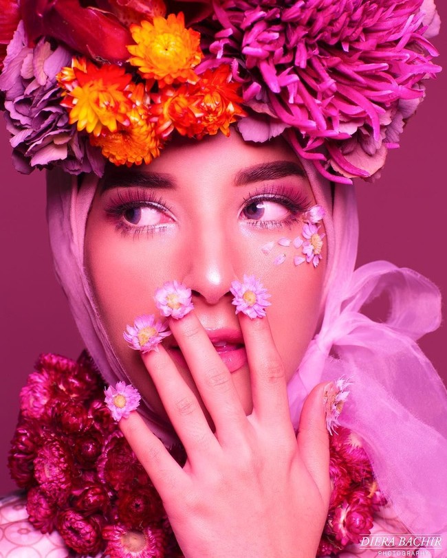 Sebagai selebgram (selebriti Instagram), Tasya tak menutup diri untuk mencoba busana muslim. Saat tampil memakai hijab, ia pun diserbu pujian para netizen. Banyak yang menyebut Tasya makin cantik saat memakai hijab. Foto: Diera Bachir