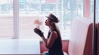 Lewat instagramnya @larassyp, ia membagikan beberapa momen saat asyik kulineran. Salah satunya saat ia asyik menikmati minuman dengan topping cotton candy ini. Foto: instagram @larassyp