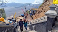 Untuk menuju ke puncak tembok raksasa, traveler harus meniti kurang lebih 256 anak tangga dulu. Sanggup tidak? (M Rofiq/detikTravel)
