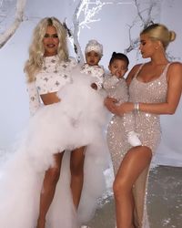Khloe Kardashian memakai gaun karya Monica Ivena.