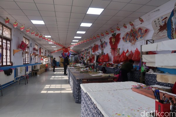 Tak hanya mengenal sejarah, Desa Wisata Yangjiau juga punya membuka tempat pembuatan layang-layangnya untuk turis. Di workshop ini, turis diajak untuk melihat lebih dekat pembuatan layang-layang. (Bonauli/detikTravel)Â Tak hanya mengenal sejarah, Desa Wisata Yangjiau juga punya membuka tempat pembuatan layang-layangnya untuk turis. Di workshop ini, turis diajak untuk melihat lebih dekat pembuatan layang-layang. (Bonauli/detikTravel)Â