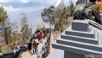 Meski capek, tapi pemandangan yang tersaji di sepanjang perjalanan dijamin keren. Traveler bisa sambil melihat panorama Gunung Bromo, Semeru, dan juga momen sunrise dan sunset. (M Rofiq/detikTravel)