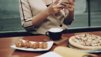 I like food a lot tulis Lara pada postingannya ini. Ia terlihat tengah asyik menikmati pizza, ayam goreng dan segelas kopi. Foto: instagram @larassyp