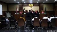 Tujuh orang eks DPRD Sumatera Utara itu diantaranya, Pasirudin Daulay, Elezaro Duha, Musdalifah, Tahan Manahan, Unggul Siagian, Fahrul Rozi, dan Taufan Agung Ginting.