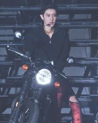 Chanyeol EXO Pakai Baju Bolong Saat Manggung, Harganya Nggak Murah